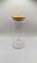 Glas mit Bambusdeckel und Glasstohhalm