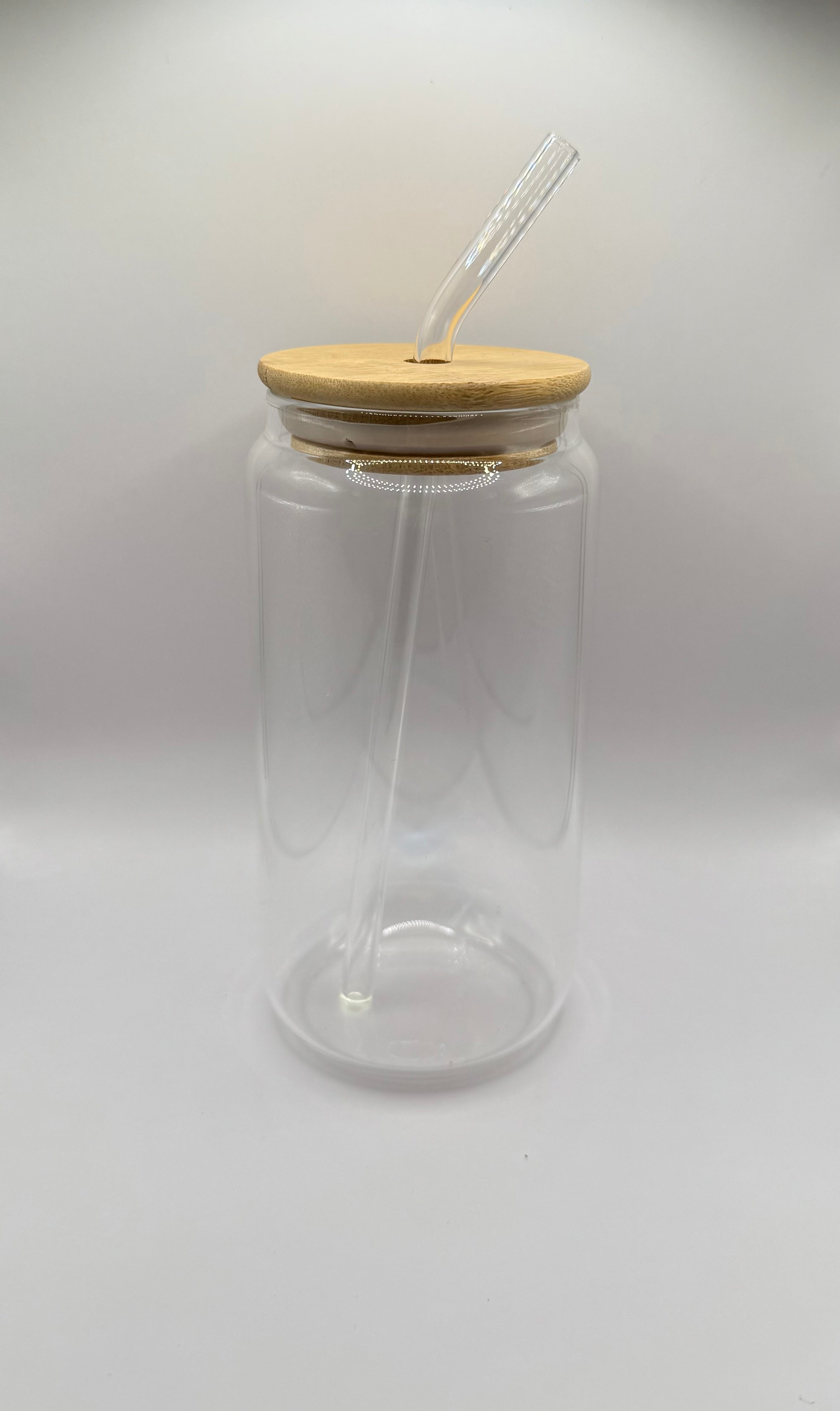 Glas mit Bambusdeckel und Glasstohhalm